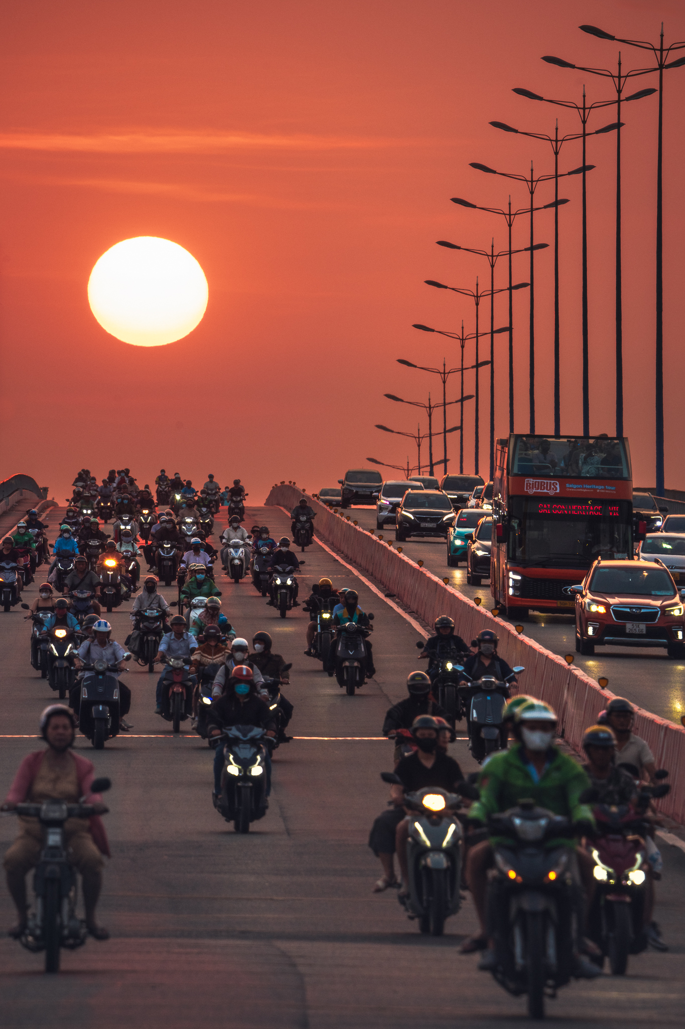 Mặt Trời Lặn Trên Cầu Sài Gòn